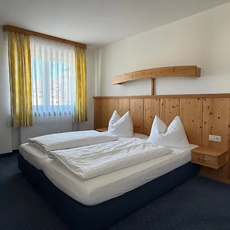 Zur Rose Hotel Essingen (Baden-Wurttemberg)