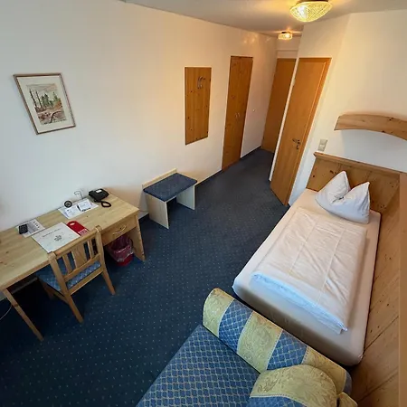 Zur Rose Hotel *