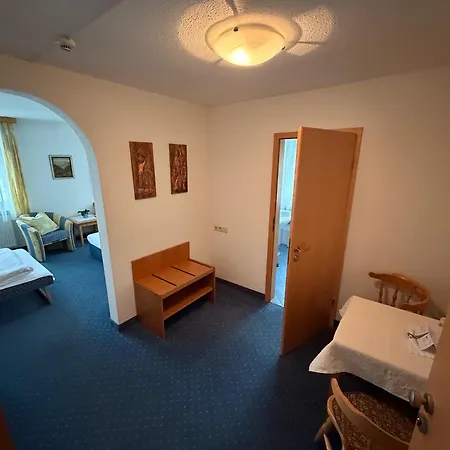 Zur Rose Hotel *